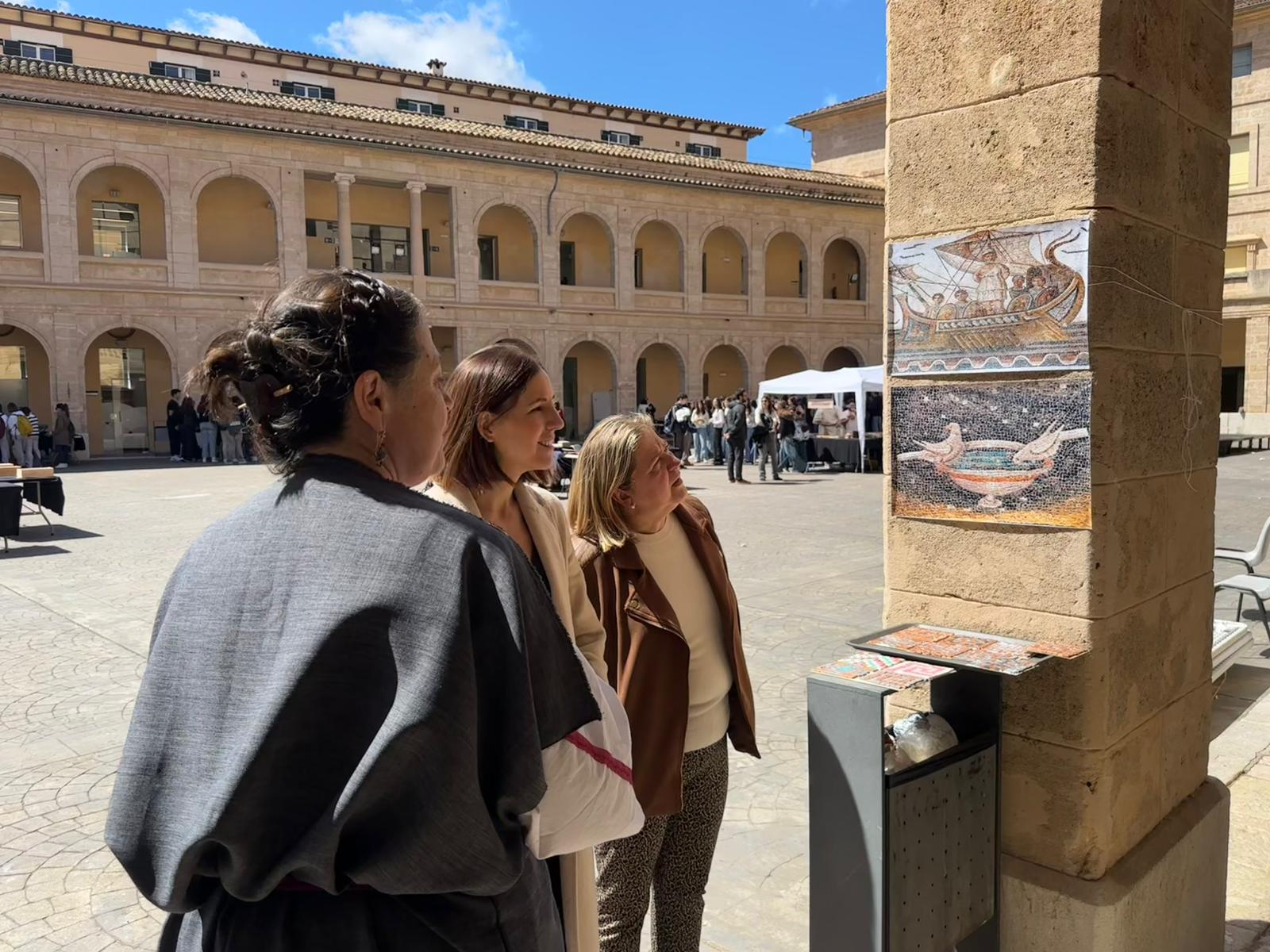 La vicepresidenta i consellera de Cultura i Patrimoni, Antònia Roca i la directora insular de Patrimoni, Maribel Arnau al Festival de Cultura Clàssica Maremagnum.