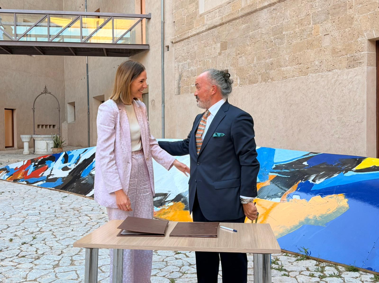 La vicepresidenta del Consell de Mallorca i consellera de Cultura i Patrimoni, Antònia Roca i l'artista Luca Monzani.