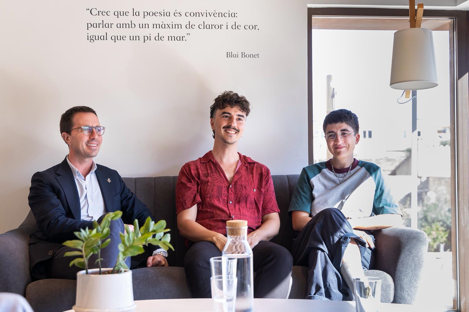 El president del Consell de Mallorca, Llorenç Galmés amb els residents de la primera estada de creació poètica 2026.