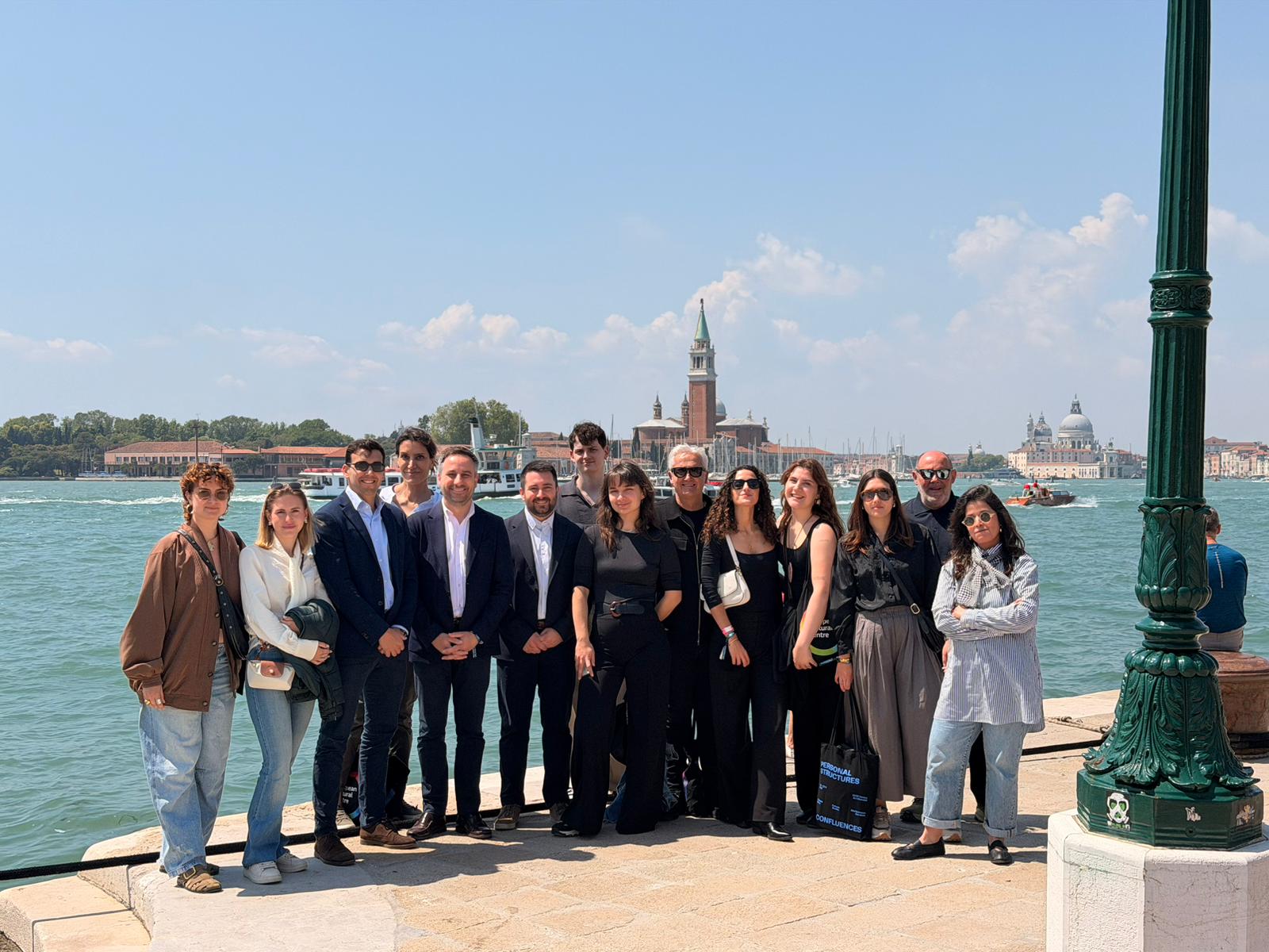 El director insular de Cultura, Andrés Ferrer amb el grup d'alumnes de Belles Arts d’ADEMA.
