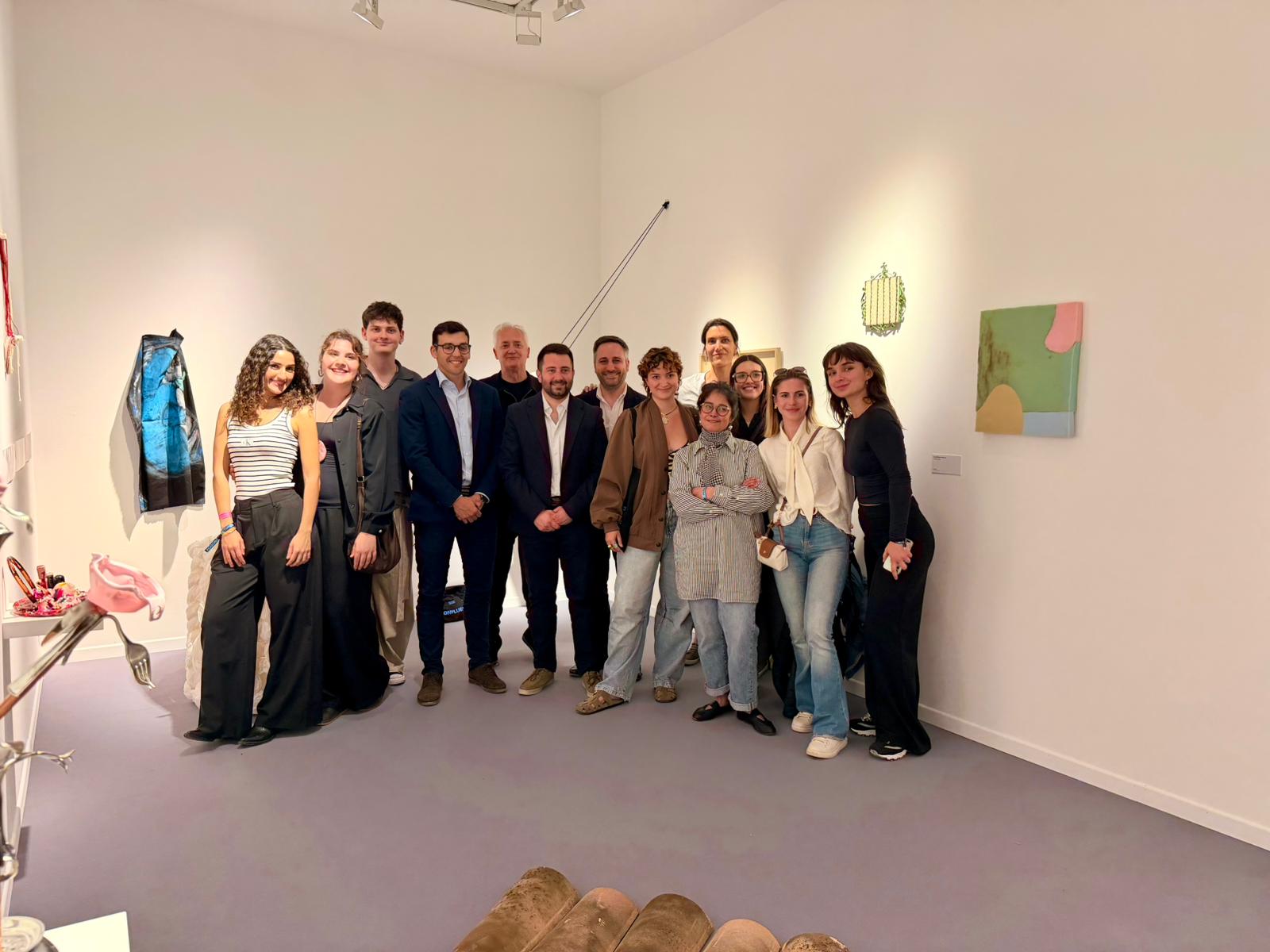 El director insular de Cultura, Andrés Ferrer amb el grup d'alumnes de Belles Arts d’ADEMA.