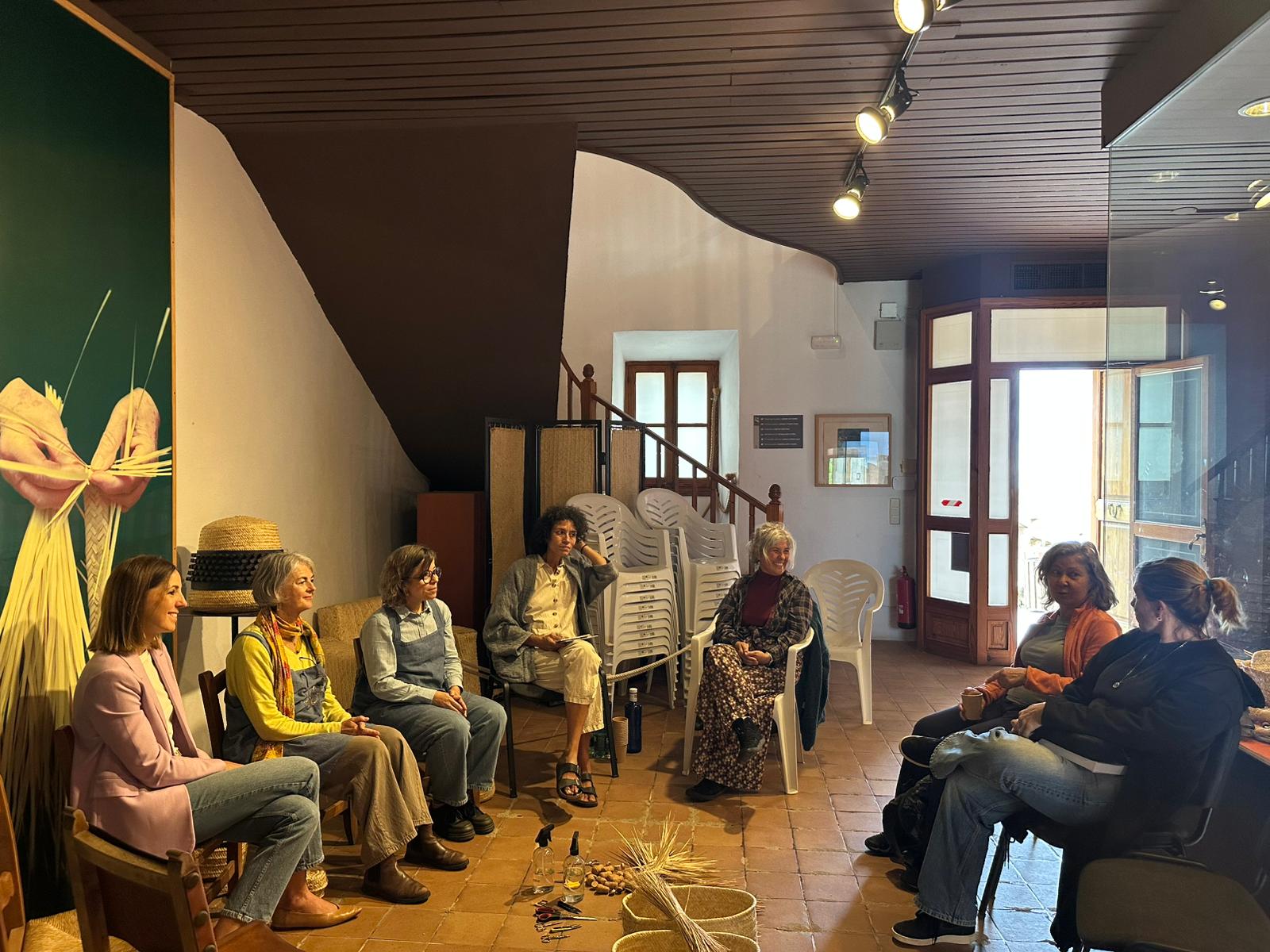 La vicepresidenta i consellera de Cultura i Patrimoni, Antònia Roca al taller de llatra celebrat al castell de Capdepera.