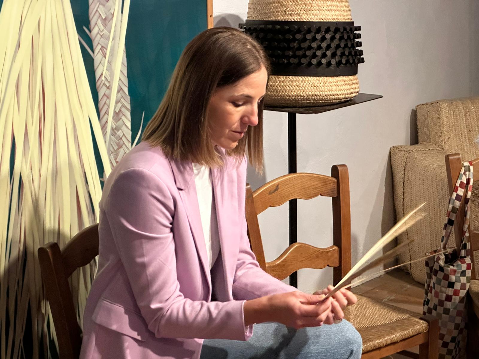 La vicepresidenta y consejera de Cultura y Patrimonio, Antònia Roca, en el taller de llatra celebrado hoy en el castell de Capdepera.