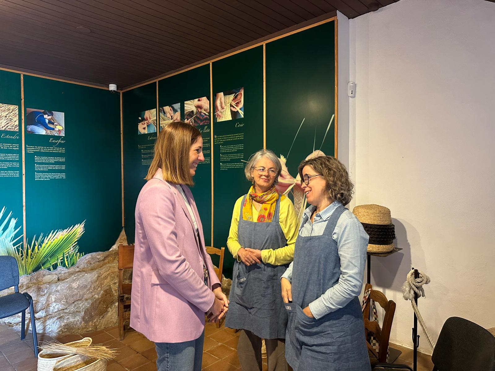 La vicepresidenta y consejera de Cultura y Patrimonio, Antònia Roca, en el taller de llatra celebrado hoy en el castell de Capdepera.