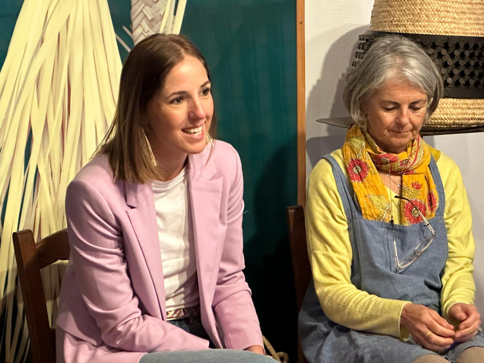 La vicepresidenta i consellera de Cultura i Patrimoni, Antònia Roca al taller de llatra celebrat al castell de Capdepera.