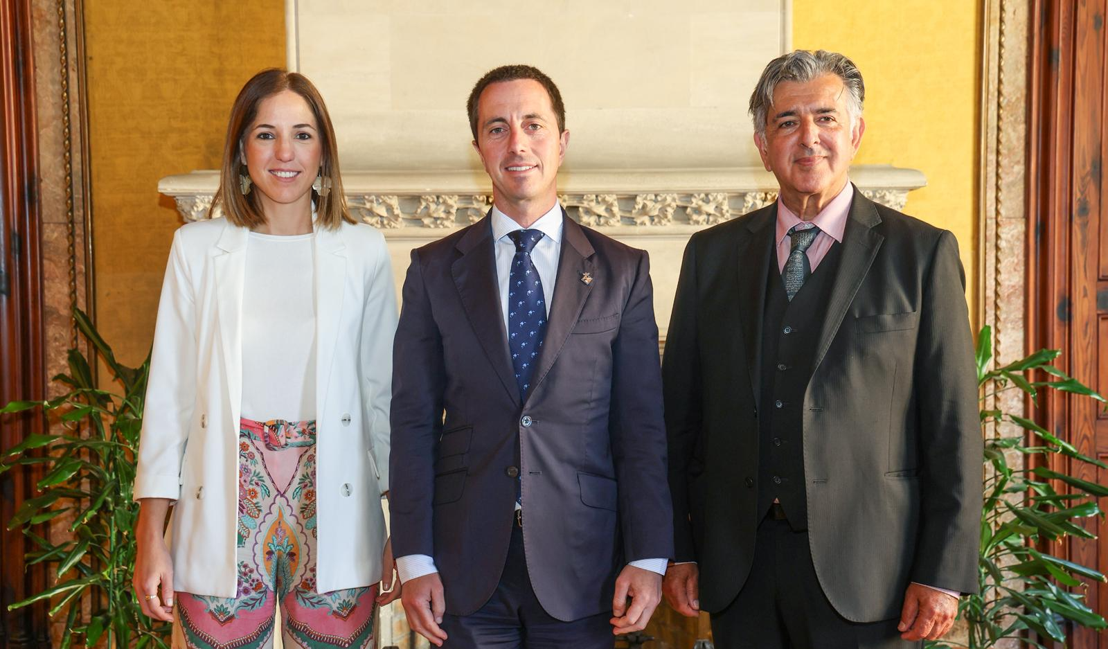 D'esquerra a dreta: la vicepresidenta del Consell de Mallorca, Antònia Roca; el president del Consell de Mallorca, Llorenç Galmés i el president honorífic de l’editorial Moll, Antoni Mir Fullana.