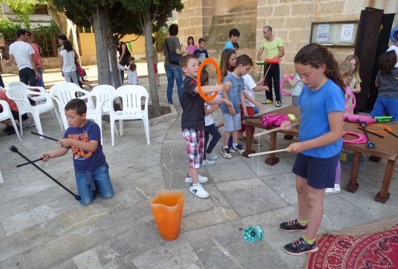 Taller de circ en família